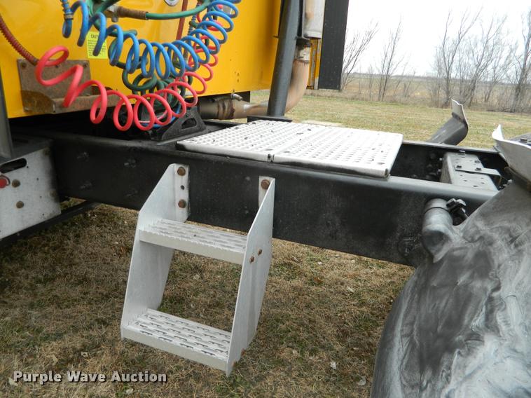 image for item J5001 2004 International 9400i SBA semi truck