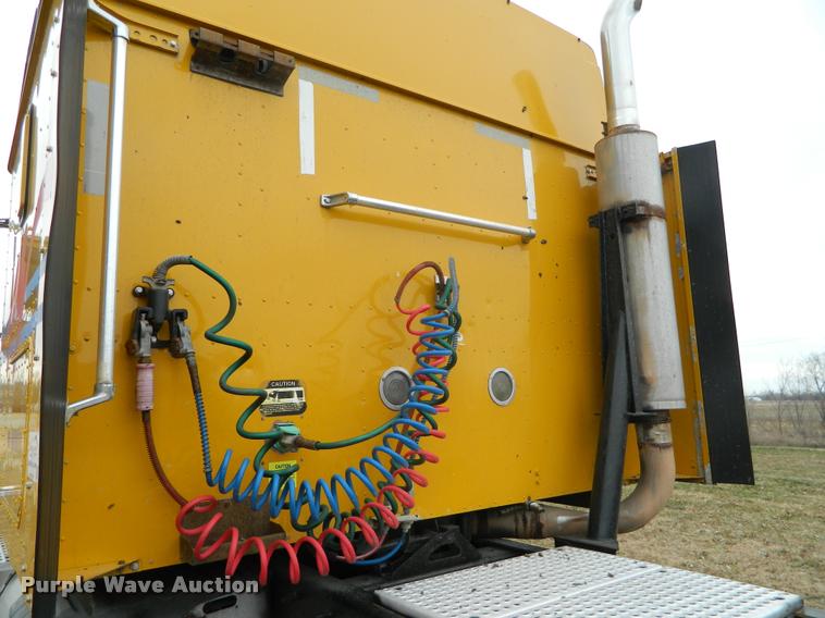 image for item J5001 2004 International 9400i SBA semi truck