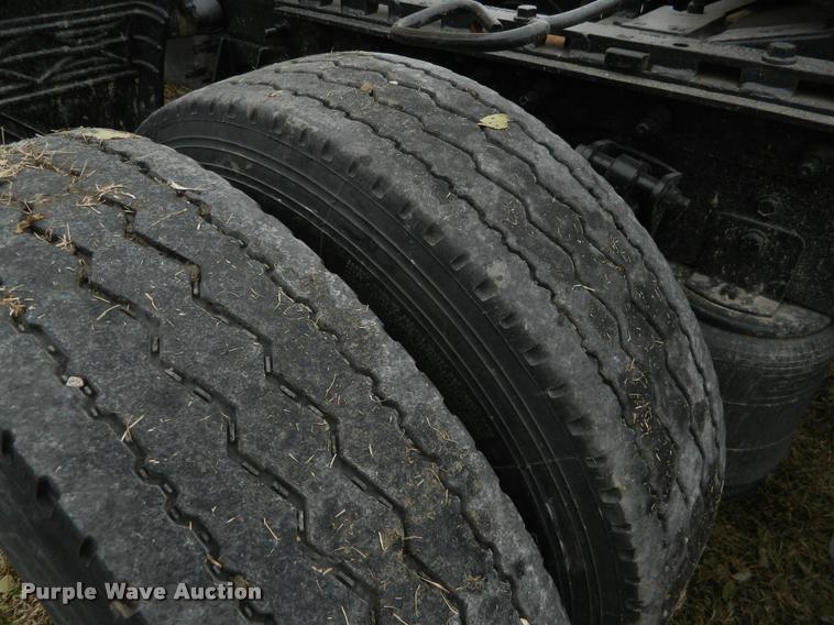 image for item J5001 2004 International 9400i SBA semi truck