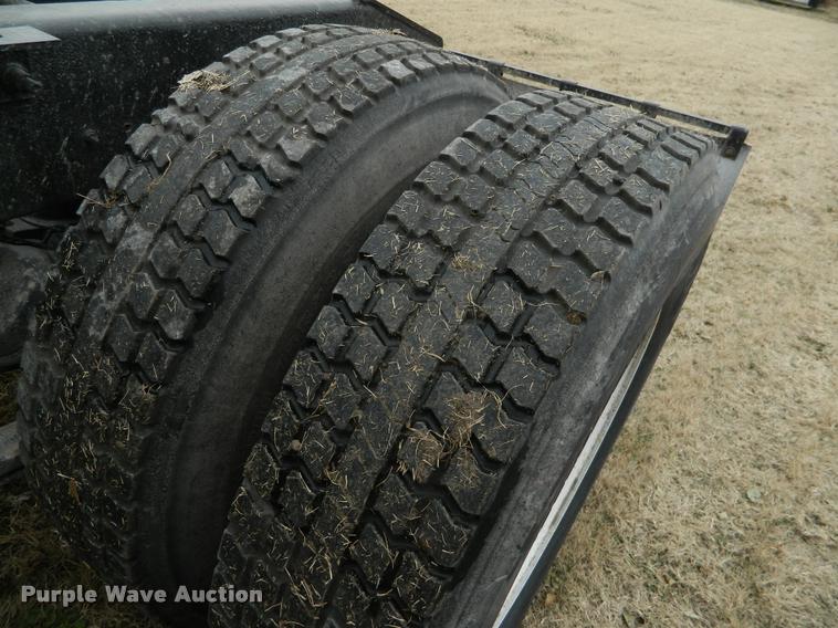 image for item J5001 2004 International 9400i SBA semi truck