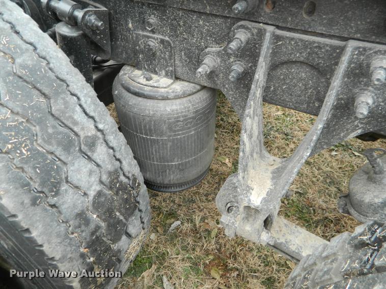 image for item J5001 2004 International 9400i SBA semi truck