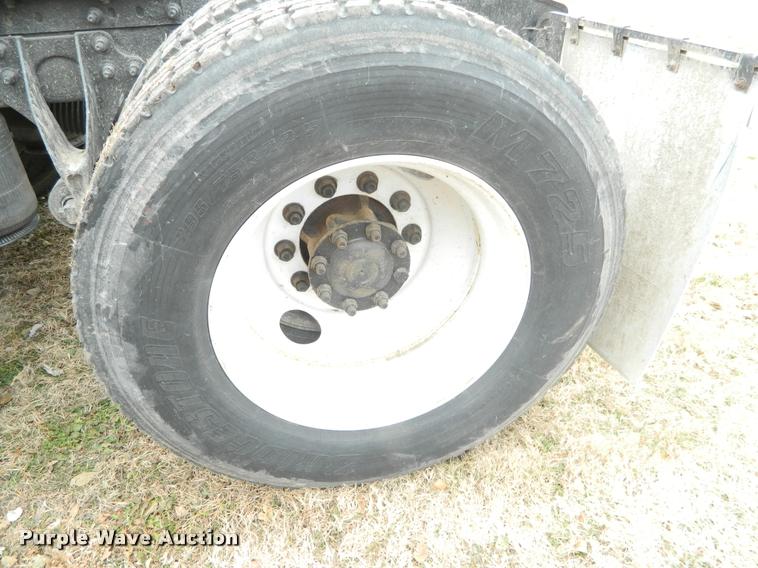 image for item J5001 2004 International 9400i SBA semi truck