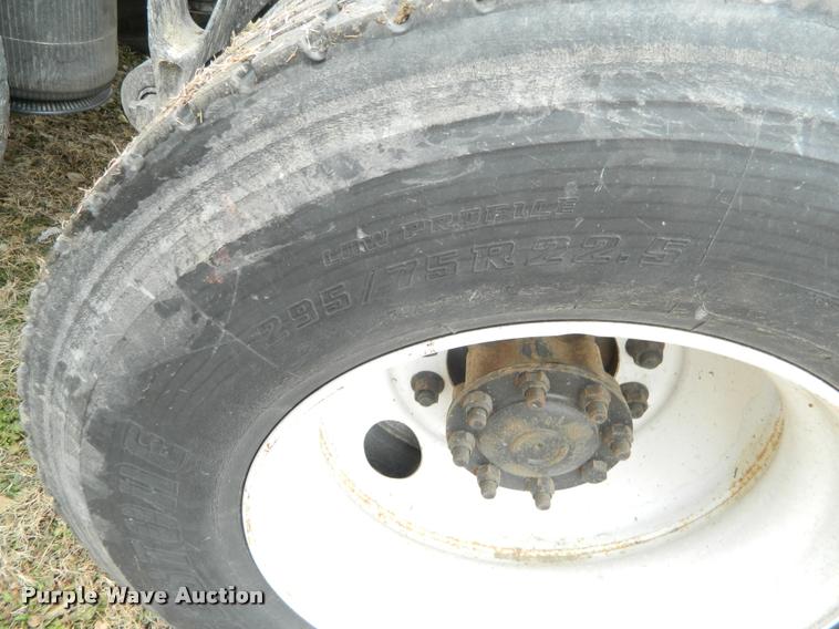 image for item J5001 2004 International 9400i SBA semi truck