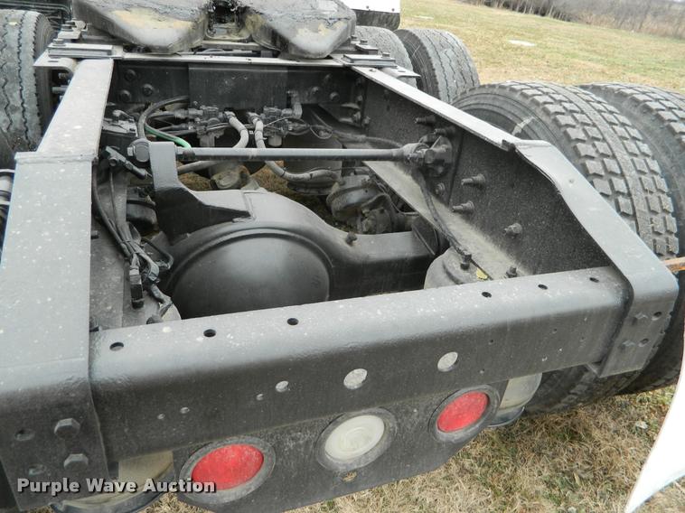 image for item J5001 2004 International 9400i SBA semi truck