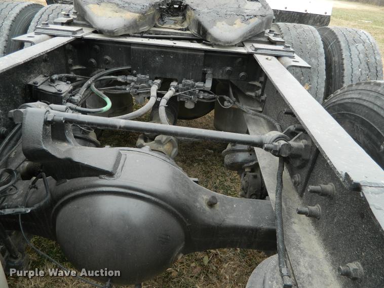 image for item J5001 2004 International 9400i SBA semi truck