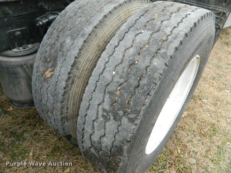 image for item J5001 2004 International 9400i SBA semi truck