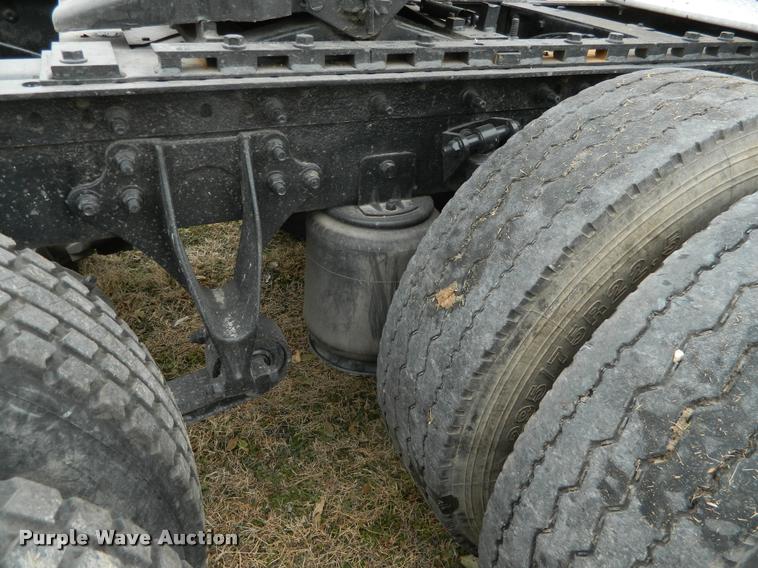 image for item J5001 2004 International 9400i SBA semi truck