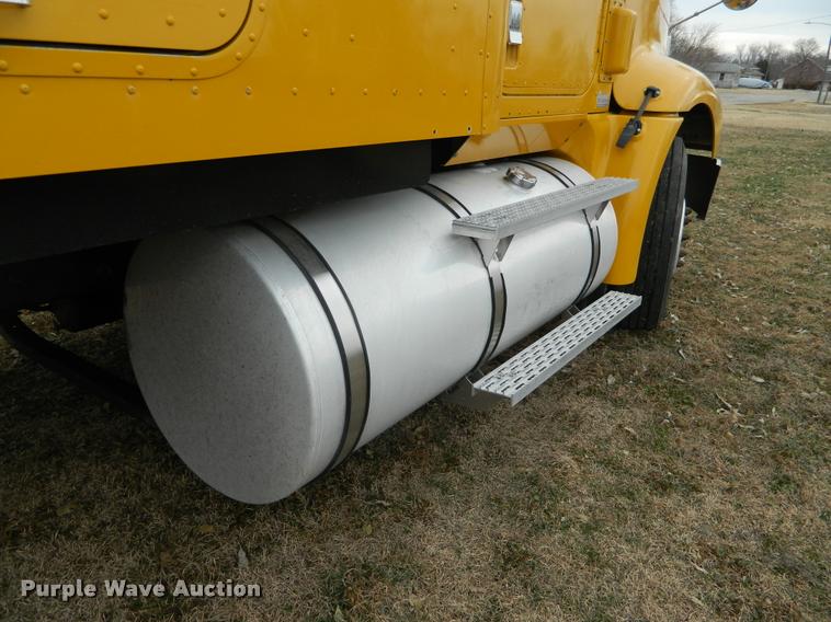 image for item J5001 2004 International 9400i SBA semi truck