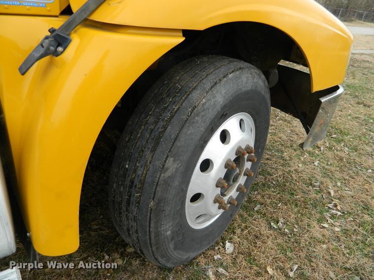 image for item J5001 2004 International 9400i SBA semi truck