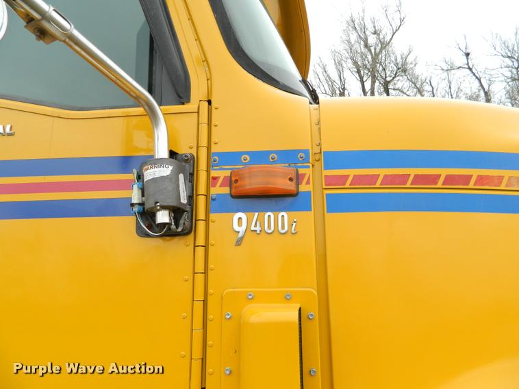 image for item J5001 2004 International 9400i SBA semi truck