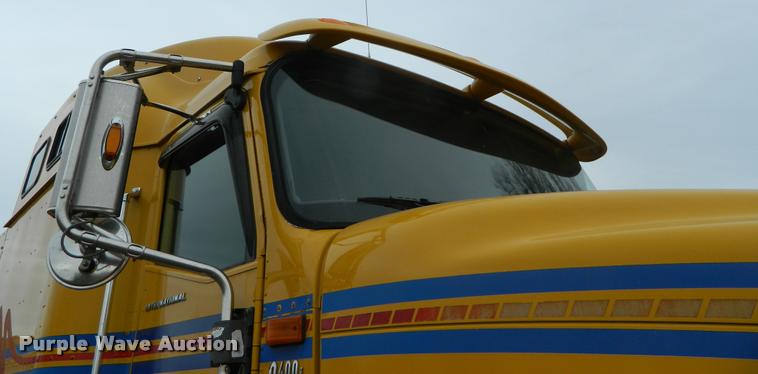 image for item J5001 2004 International 9400i SBA semi truck