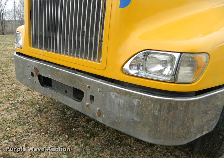 image for item J5001 2004 International 9400i SBA semi truck