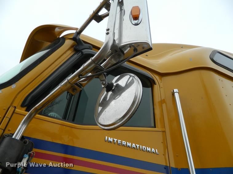 image for item J5001 2004 International 9400i SBA semi truck