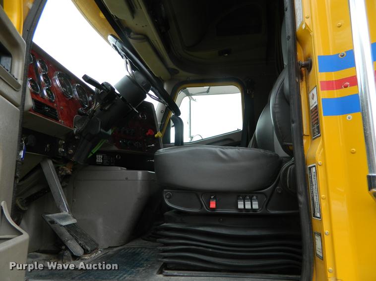 image for item J5001 2004 International 9400i SBA semi truck