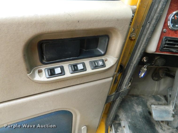 image for item J5001 2004 International 9400i SBA semi truck