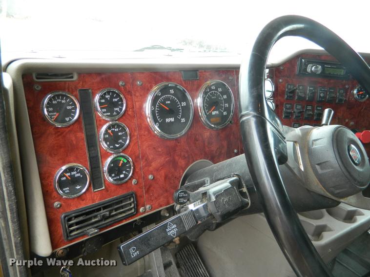 image for item J5001 2004 International 9400i SBA semi truck