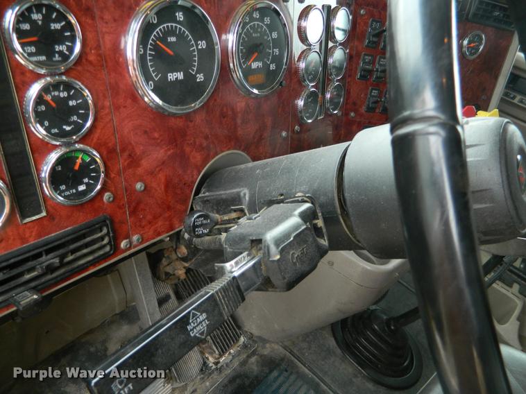 image for item J5001 2004 International 9400i SBA semi truck