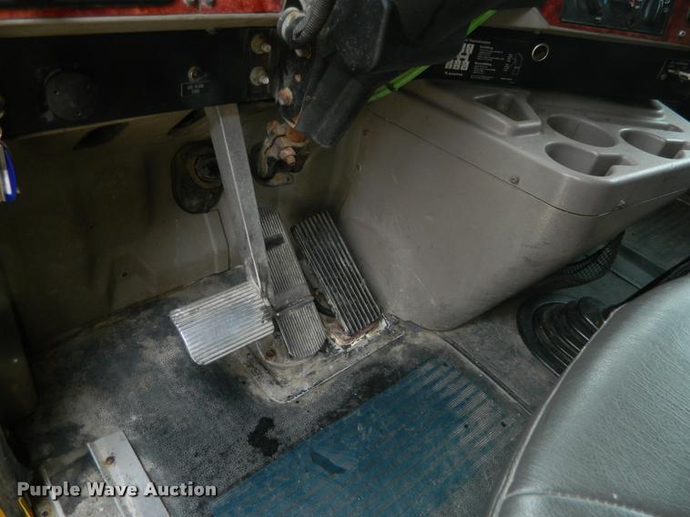 image for item J5001 2004 International 9400i SBA semi truck