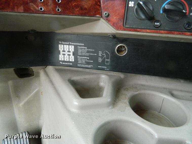 image for item J5001 2004 International 9400i SBA semi truck