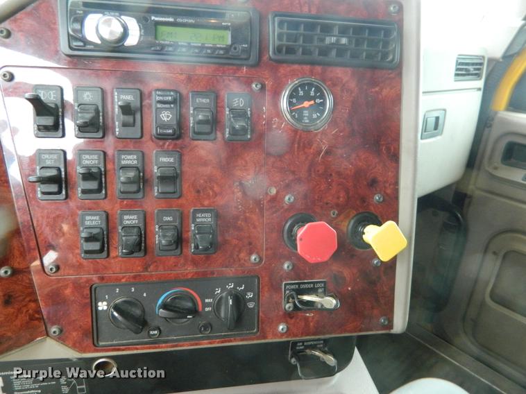 image for item J5001 2004 International 9400i SBA semi truck