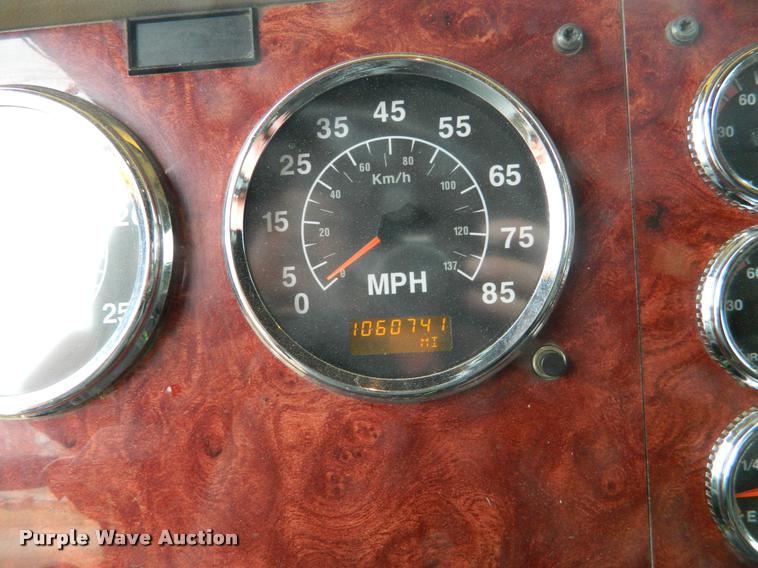 image for item J5001 2004 International 9400i SBA semi truck