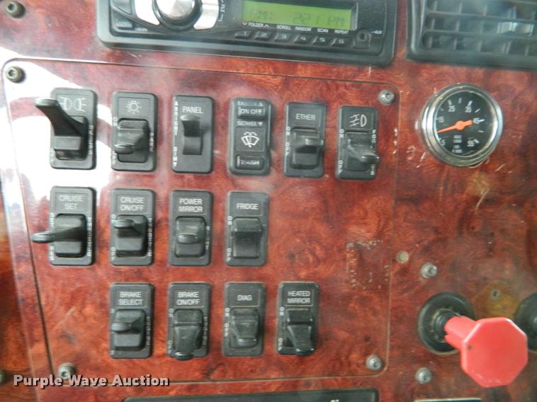 image for item J5001 2004 International 9400i SBA semi truck