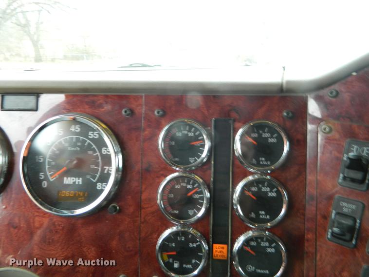 image for item J5001 2004 International 9400i SBA semi truck