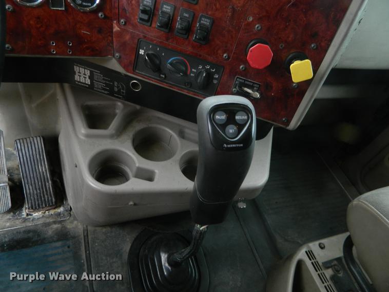 image for item J5001 2004 International 9400i SBA semi truck