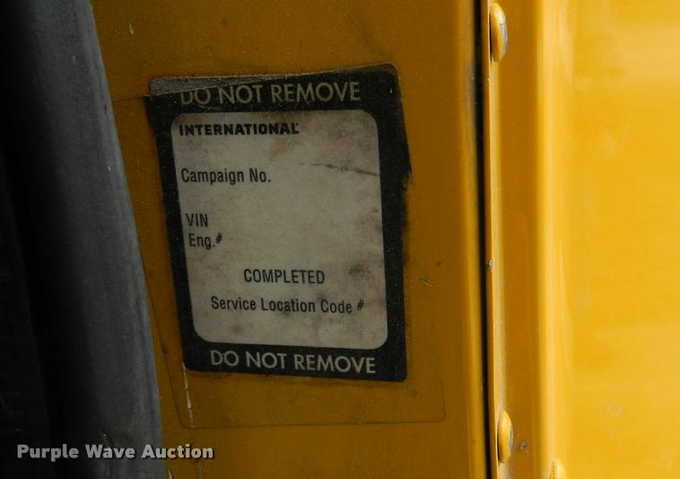 image for item J5001 2004 International 9400i SBA semi truck