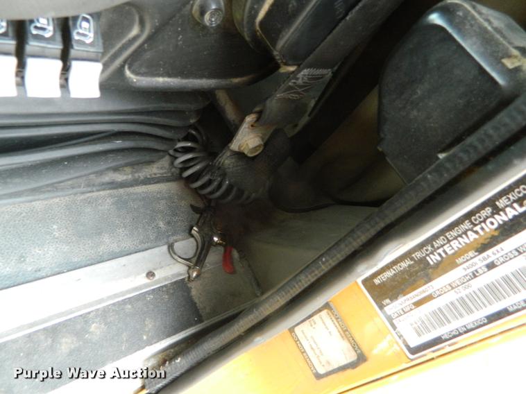 image for item J5001 2004 International 9400i SBA semi truck