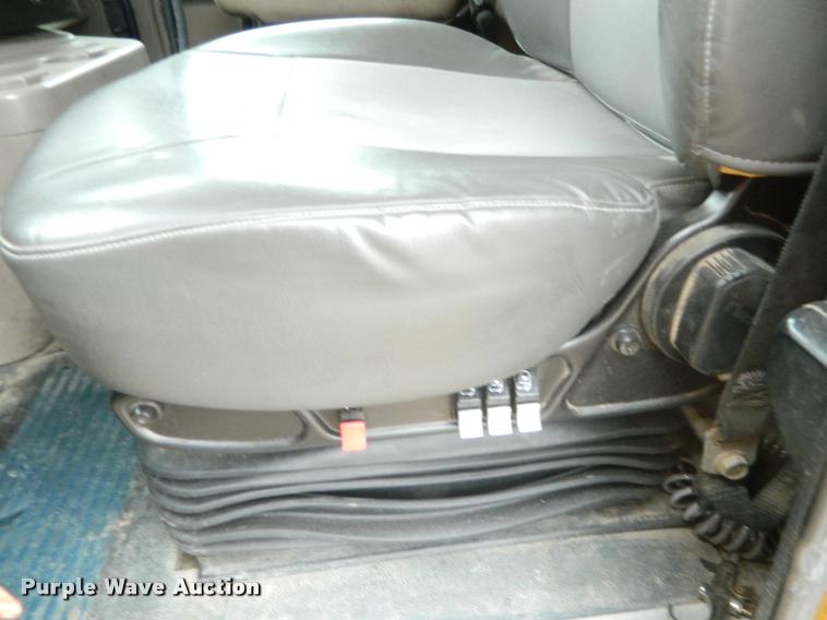 image for item J5001 2004 International 9400i SBA semi truck