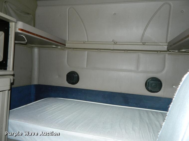 image for item J5001 2004 International 9400i SBA semi truck