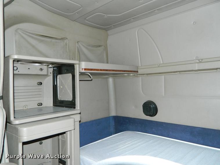 image for item J5001 2004 International 9400i SBA semi truck