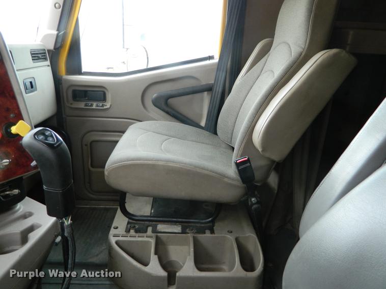 image for item J5001 2004 International 9400i SBA semi truck