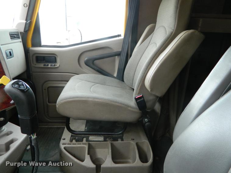 image for item J5001 2004 International 9400i SBA semi truck