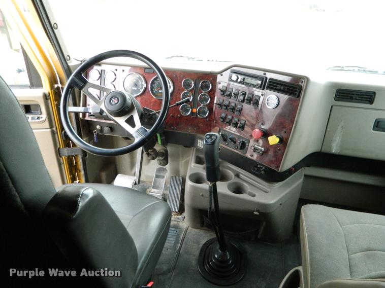 image for item J5001 2004 International 9400i SBA semi truck