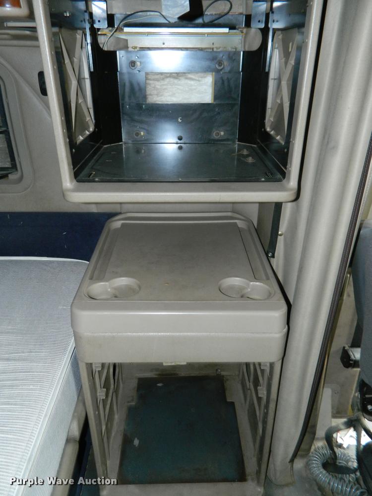 image for item J5001 2004 International 9400i SBA semi truck