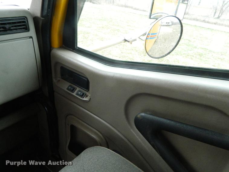 image for item J5001 2004 International 9400i SBA semi truck