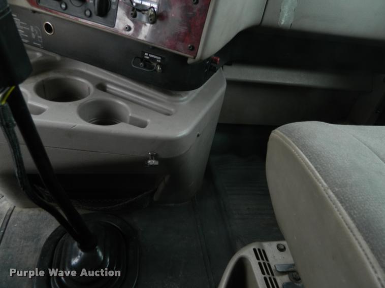 image for item J5001 2004 International 9400i SBA semi truck