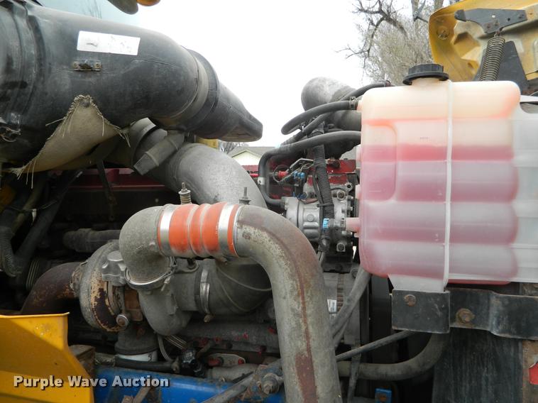 image for item J5001 2004 International 9400i SBA semi truck