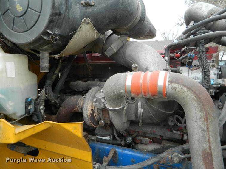 image for item J5001 2004 International 9400i SBA semi truck