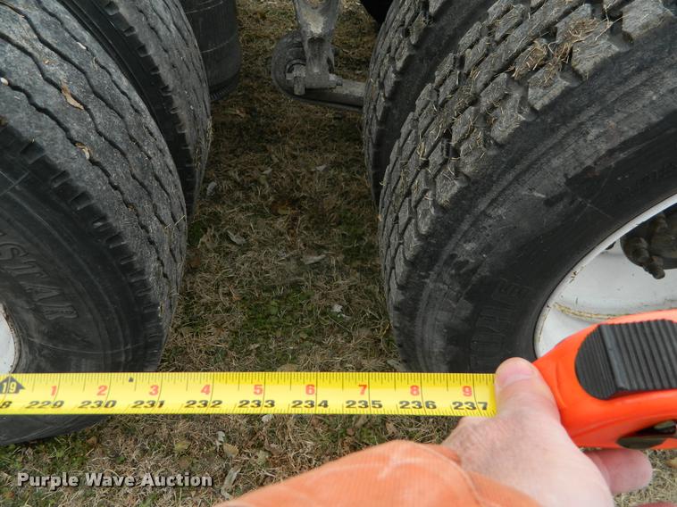 image for item J5001 2004 International 9400i SBA semi truck