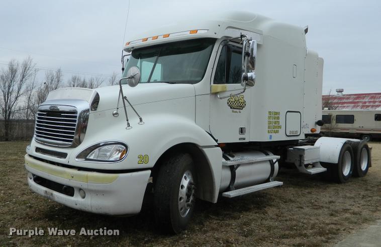 image for item J5002 2004 Freightliner Columbia semi truck