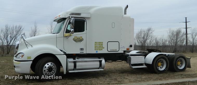 image for item J5002 2004 Freightliner Columbia semi truck