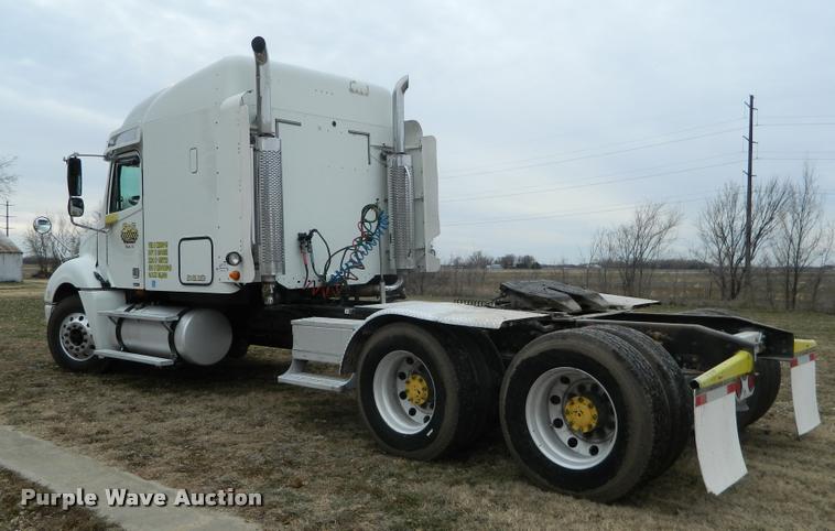 image for item J5002 2004 Freightliner Columbia semi truck