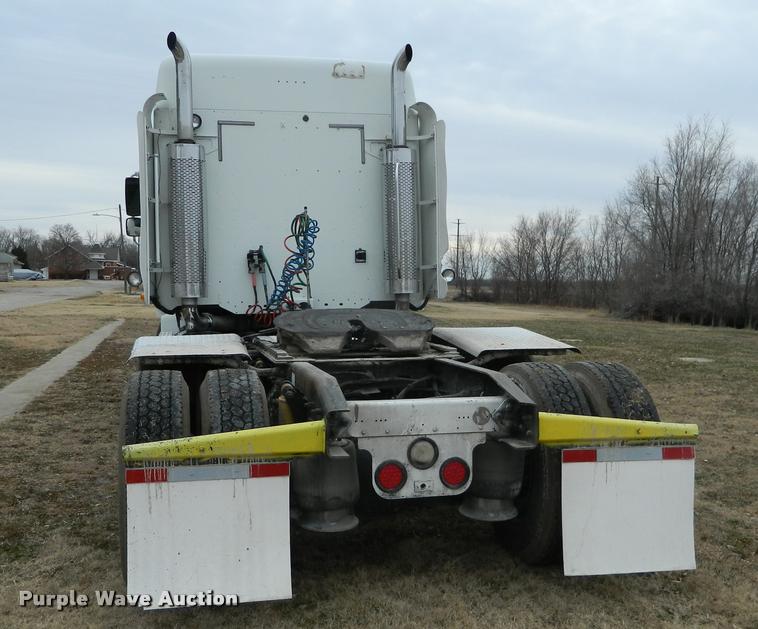 image for item J5002 2004 Freightliner Columbia semi truck