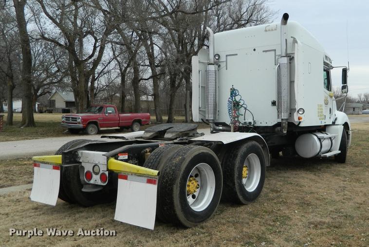 image for item J5002 2004 Freightliner Columbia semi truck