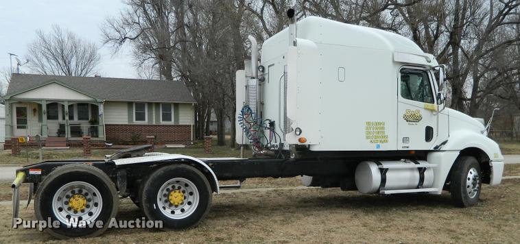 image for item J5002 2004 Freightliner Columbia semi truck