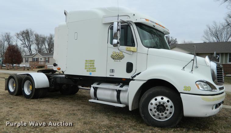 image for item J5002 2004 Freightliner Columbia semi truck