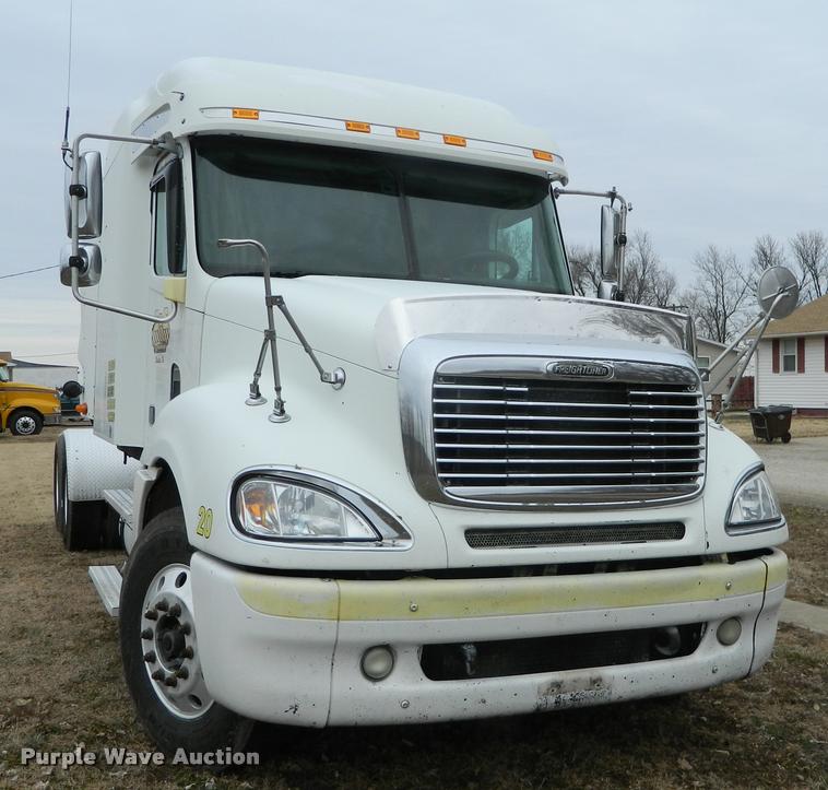 image for item J5002 2004 Freightliner Columbia semi truck